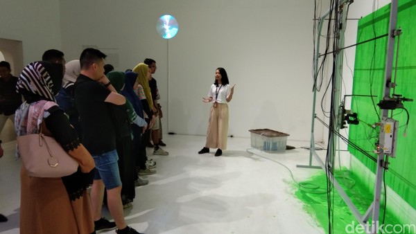Antusiasme wisatawan sangat besar, terutama generasi milenial. Tentunya dengan makna-makna mendalam yang buat kamu berdecak kagum, seperti pada perangkat lukis ini (Tasya/detikcom) Antusiasme wisatawan sangat besar, terutama generasi milenial. Tentunya dengan makna-makna mendalam yang buat kamu berdecak kagum, seperti pada perangkat lukis ini (Tasya/detikcom)