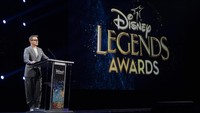 Dalam sambutannya di Anaheim Convention Center, California, Robert Downey Jr mengungkapkan perjalanan panjangnya bersama Marvel dan Disney. (Foto: dok. Disney/D23)