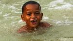 Potret Keceriaan Anak-anak Berenang di Sungai Cipamingkis