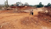 Seorang warga melintas di proyek Tol Cimanggis-Cibitung (Cimaci) Seksi II.