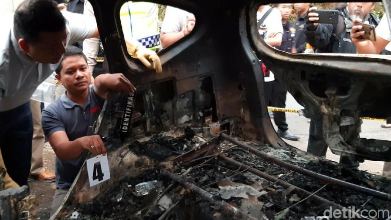 Olah TKP Dua Mayat Dalam Mobil Terbakar, Polisi Masih Selidiki Asal Api Olah TKP Dua Mayat Dalam Mobil Terbakar, Polisi Masih Selidiki Asal Api