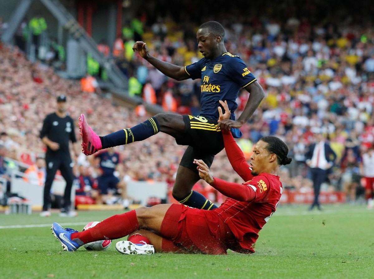 Nicolas Pepe menembus Virgil van Dijk. Foto: Phil Noble / Reuters