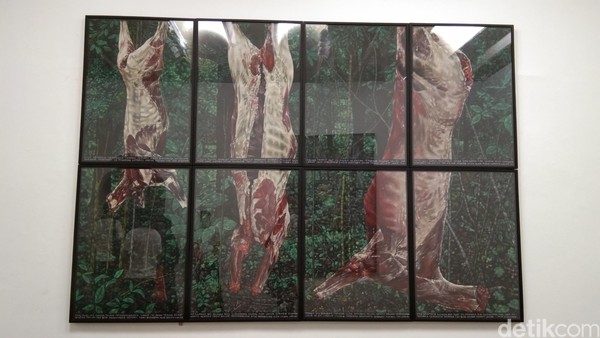 Ini merupakan gambar daging-daging binatang berkaki empat tanpa kulit yang digantung dengan latar pepohonan dan hutan. Mereka seperti tak lagi punya tempat bersembunyi dari pemburunya, bahkan harus mati dan dikuliti di tempat habitatnya (Tasya/detikcom) Ini merupakan gambar daging-daging binatang berkaki empat tanpa kulit yang digantung dengan latar pepohonan dan hutan. Mereka seperti tak lagi punya tempat bersembunyi dari pemburunya, bahkan harus mati dan dikuliti di tempat habitatnya (Tasya/detikcom)