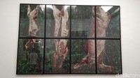 Ini merupakan gambar daging-daging binatang berkaki empat tanpa kulit yang digantung dengan latar pepohonan dan hutan. Mereka seperti tak lagi punya tempat bersembunyi dari pemburunya, bahkan harus mati dan dikuliti di tempat habitatnya (Tasya/detikcom)  