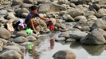 Sulit Air, Warga Cibarusah Nyuci di Sungai Cipamingkis
