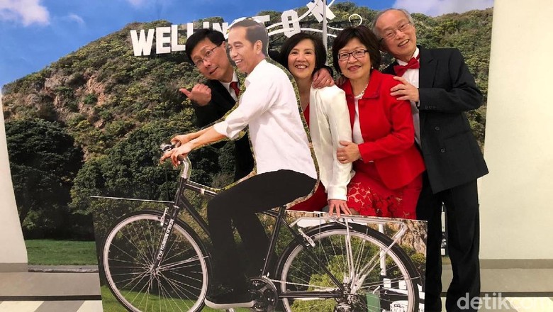 Saat Foto Jokowi Ngontel Jadi Rebutan di Wellington Saat Foto Jokowi Ngontel Jadi Rebutan di Wellington
