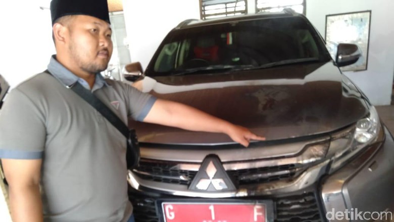 Mobil Dinas Bupati Tegal Dilempar Bensin dan Dibakar Orang Tak Dikenal Mobil Dinas Bupati Tegal Dilempar Bensin dan Dibakar Orang Tak Dikenal