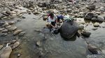 Sulit Air, Warga Cibarusah Nyuci di Sungai Cipamingkis