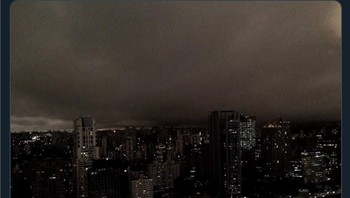 Apa yang terjadi pada Sao Paulo ini menjadi salah satu gambaran betapa kebakaran hutan di Amazon harus jadi perhatian serius. (Foto: Internet/Twitter)