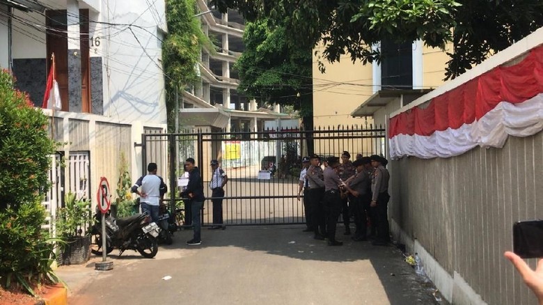 AMPG: Massa Pro-Bamsoet Gagal Gembok Kantor DPP Golkar AMPG: Massa Pro-Bamsoet Gagal Gembok Kantor DPP Golkar