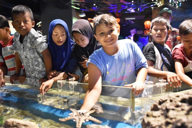 Bahagianya Louis & Anak Bantargebang Berkunjung ke Jakarta Aquarium Bahagianya Louis & Anak Bantargebang Berkunjung ke Jakarta Aquarium