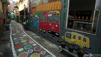 Dinding rumah warga juga dihias dengan mural beragam tema.