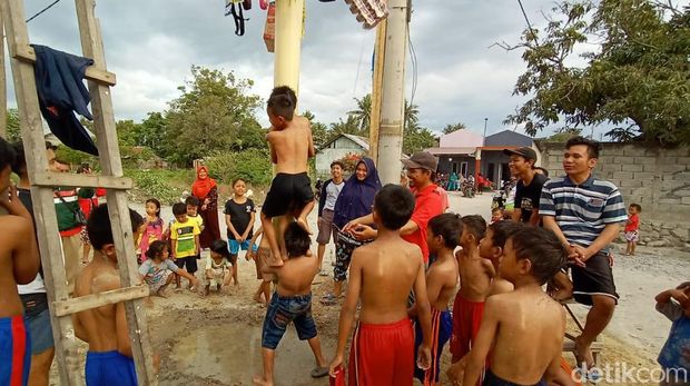Rayakan HUT RI, Bocah Terdampak Gempa Palu Lomba Panjat Pohon Pisang