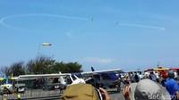 Penampilan Jupiter Aerobatic Team berhasil memukau penonton.