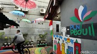 Gang tersebut juga terlihat cantik dengan hiasan payung.