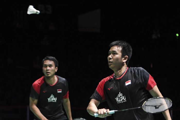 Hendra/Ahsan Ganda putra Indonesia Hendra Setiawan (kanan) dan Mohammad Ahsan berusaha mengembalikan kok ke ganda putra Taiwan Liao Min Chun dan Su Ching Heng pada perempat final Kejuaraan Dunia Bulu Tangkis 2019 di St. Jakobshalle, Basel, Swiss, Jumat (23/8/2019). Ahsan/Hendra melaju ke semfinal setelah menang dengan skor 21-17, 21-19. ANTARA FOTO/Hafidz Mubarak/nz.