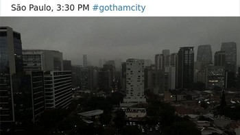 Saking prihatinnya, ada netizen yang menyebut kelamnya Sao Paulo tak ubahnya seperti kota Gotham yang didiami superhero Batman. (Foto: Internet/Twitter)