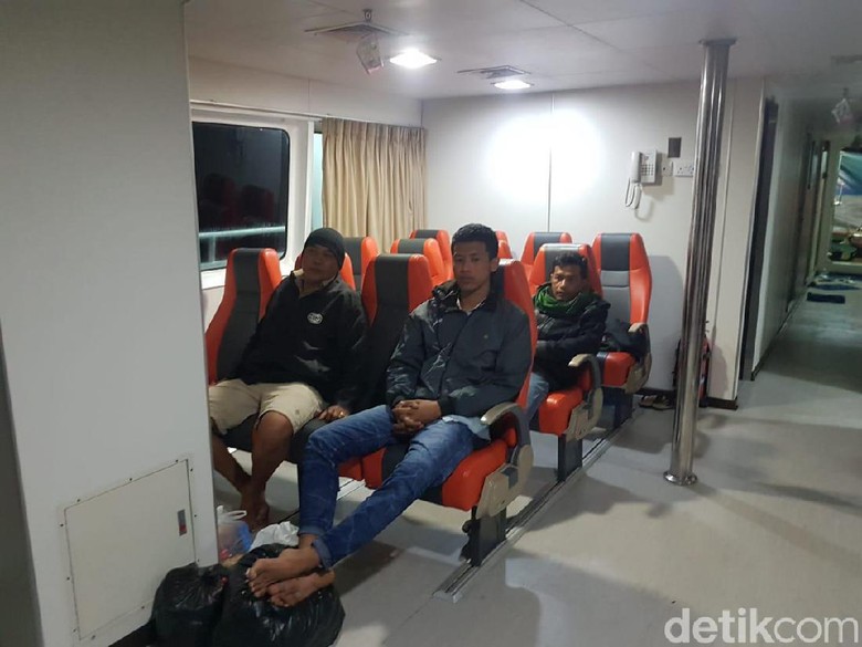 5 Korban Selamat KM Santika Nusantara Tiba di Pelabuhan Tanjung Perak 5 Korban Selamat KM Santika Nusantara Tiba di Pelabuhan Tanjung Perak