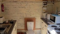 Dapur ini malah dirancang dengan kloset toilet di tengahnya. Bagaimana ya aroma masakan tercampur dengan toilet? Istimewa/Boredpanda.