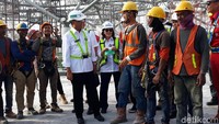 Budi Karya Sumadi melakukan peninjauan dengan didampingi Direktur Utama PT Angkasa Pura (AP) I Faik Fahmi dan Dirjen Perhubungan Udara Kemenhub Polana B Pramesti.