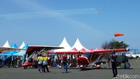 Jupiter Aerobatic Team bermanuver membentuk formasi hati dalam gelaran Jogja Air Show yang digelar landasan pacu Pantai Depok, Desa Parangtritis, Kecamatan Kretek, Kabupaten Bantul, Minggu (25/8/2019).