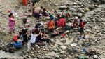 Sulit Air, Warga Cibarusah Nyuci di Sungai Cipamingkis