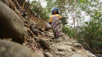 Warga harus melewati medanyang sulit untuk menuju Sungai Cipamingkis. 