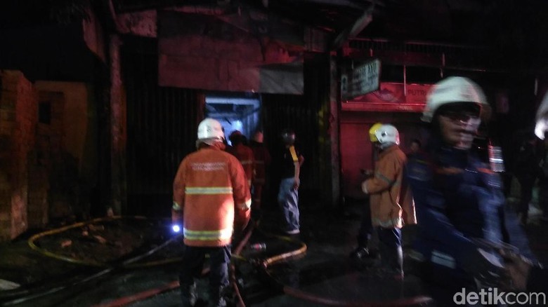 Toko Bangunan di Surabaya Terbakar, Jalan Gunungsari Sempat Ditutup 2 Arah Toko Bangunan di Surabaya Terbakar, Jalan Gunungsari Sempat Ditutup 2 Arah