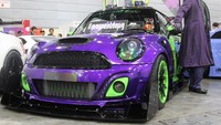 Sang pemilik mobil mengubah tampilan MINI Cooper S miliknya menjadi mirip wajah musuh Batman Joker. Foto: Luthfi Anshori