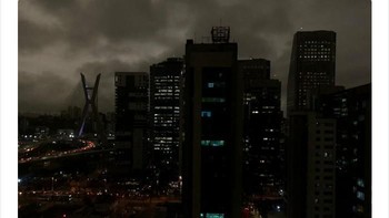 Netizen Sao Paulo menyebut, langit kelam sudah bisa terlihat sejak sekitar pukul 15.00. Matahari baru akan terbenam sekitar 2 jam kemudian. (Foto: Internet/Twitter)