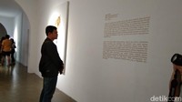 Selain mengetahui makna filosofis dalam sebuah karya, banyak wisatawan yang berfoto di depan karya seni. Salah satunya pada karya seni gambar hewan berkaki empat yang dikuliti ini (Tasya/detikcom)  
