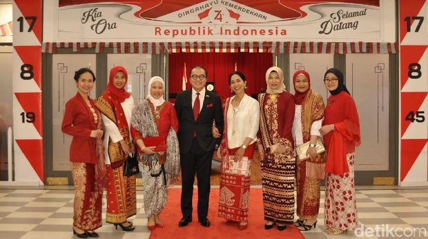 Saat Foto Jokowi Ngonthel Jadi Rebutan di Wellington