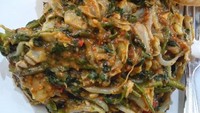 Ini lotek legendaris Bandung, lotek Kalipah Apo. Bumbunya segar, kental dan selalu ditambah kerupuk udang. Mantul! Foto : Instagram @degembulers