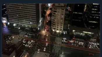 Menurut data riset antariksa Brasil, kebakaran di hutan hujan Amazon mencapai rekor pada tahun ini. Selain titik api, sejumlah kota pun terimbas asap kebakaran itu. Sao Paulo contohnya. (Foto: Internet/Twitter)
