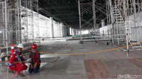Para pekerja mengerjakan pembangunan Yogyakarta International Airport (YIA).