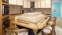 Wow, meja makan di dapur ini dirancang seperti piramida. Istimewa/Boredpanda.