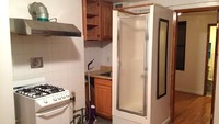 Dapur ini dirancang dengan ada kamar mandi di tengahnya. Aneh ya? Istimewa/Boredpanda.