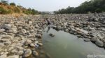 Sulit Air, Warga Cibarusah Nyuci di Sungai Cipamingkis