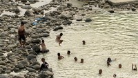 Mereka mandi di sungai tersebut saat sore hari.
