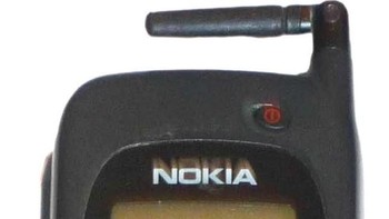 Di bagian atas Nokia 9000 Communicator ada antena GSM. (Foto: computinghistory.org.uk)