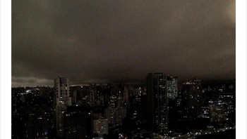 Dalam beberapa hari terakhir, warga setempat melaporkan kelamnya langit Sao Paulo walaupun sebenarnya Matahari belum terbenam. (Foto: Internet/Twitter)