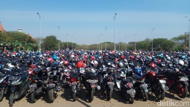 Lahan parkir sepeda motor/