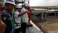 Budi Karya Sumadi meninjau pembangunan Yogyakarta International Airport (YIA).