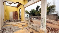 Rumah-rumah warga yang akan dilintasi proyek tol telah dibongkar.