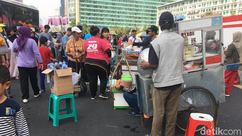 Pemprov DKI Akan Evaluasi Lokasi Jualan di CFD Bundaran HI Pemprov DKI Akan Evaluasi Lokasi Jualan di CFD Bundaran HI