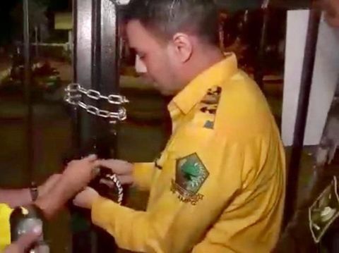 Nofel menggembok kantor DPP Golkar.