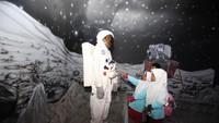 Anak-anak dari Rumah Amalia melihat replika astronot jelajah bulan saat mengikuti wisata edukasi di wahana Skyworld TMII, Jakarta, Minggu (25/8/2019). Foto: dok. TMII