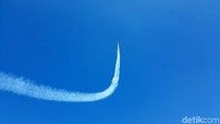 Penampilan solo aerobatic pitts juga berhasil memukau penonton.