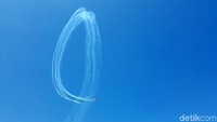 Jupiter Aerobatic Team melakukan atraksi dengan beragam formasi.
