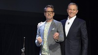 Chairman dan CEO Disney Company, Bob Iger, mengumumkan Robert Downey Jr sebagai Disney Legend. (Foto: dok. Disney/D23)